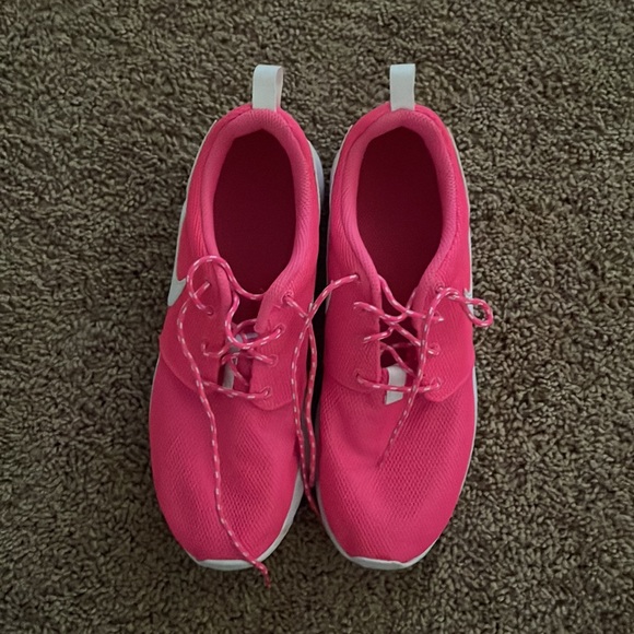 Hot pink 6.5 youth (women’s 8) Nike Roshe Run - Picture 4 of 4